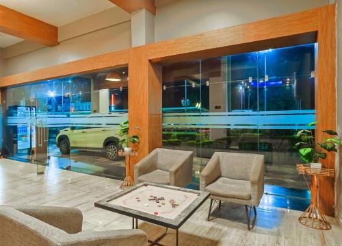 Area soggiorno di Max Hotels Prayagraj
