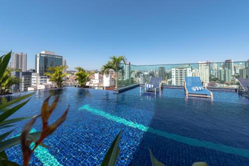 Der Swimmingpool an oder in der Nähe von I am Design Hotel Campinas by Hotelaria Brasil
