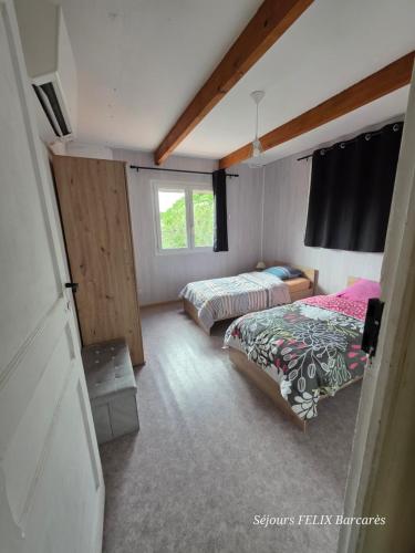 Postel nebo postele na pokoji v ubytování LE BARCARES Logement pour 6 personnes à 15 mns à pied du village de Noël - Alojamiento para 6 personas, a 15 minutos a pie del pueblo navideño