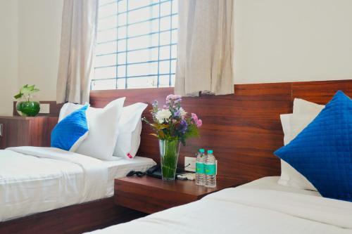 Ένα ή περισσότερα κρεβάτια σε δωμάτιο στο Mystic Aero Hotel Near Bangalore International Airport
