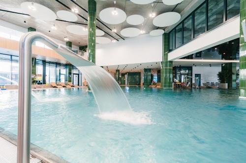 una piscina con un tobogán de agua en un edificio en AQUA Resort AQUAPARK, en Międzyzdroje