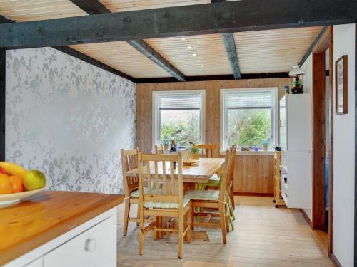 una cucina con un tavolo e sedie in una stanza di Holiday Home Stella - 700m from the sea by Interhome a Hjørring