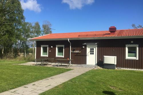 a small brown house with a white door at Gottskär Konferens - Event & Logi in Onsala