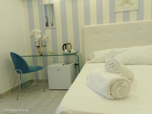 a hotel room with a bed with towels on it at Maison De luxe in Pompei