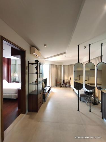 a living room with a room with a bed and a room with at Rent Homecation at Tambuli Seaside Living in Maribago