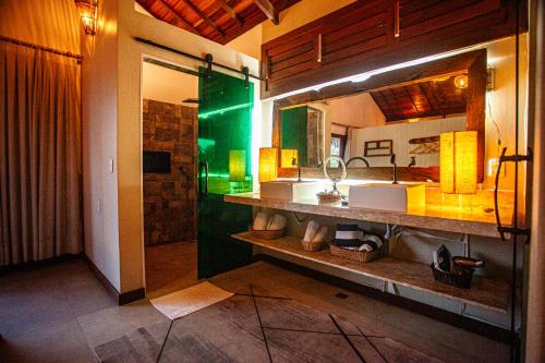 a bathroom with a sink and a mirror at Hotel de Charme Illuminare Stile in Fortim