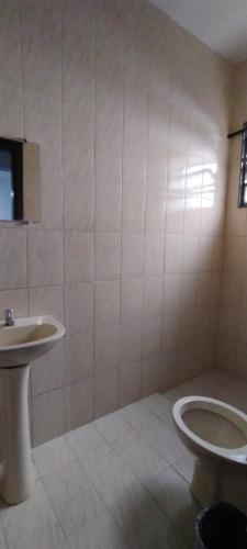 Bilik mandi di Hotel Chalé Centro