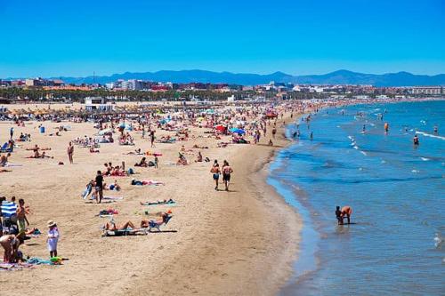 Afbeelding uit fotogalerij van Cabañal Beach House - 10 min to ocean , FastWifi , SmartTV, AC in Valencia