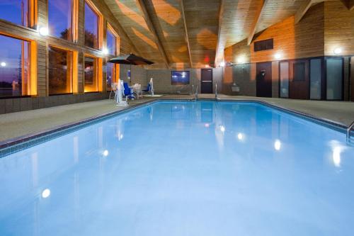 una gran piscina en un edificio en AmericInn by Wyndham Spencer, en Spencer