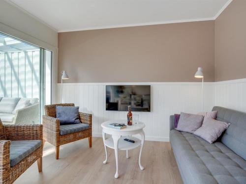 スケーエンにあるApartment Sylwia - 800m from the sea by Interhomeのソファとテーブルのあるリビングルーム