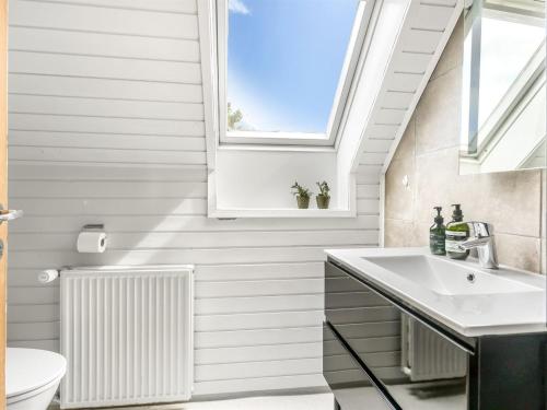 Bagno di Holiday Home Edita - 250m from the sea by Interhome