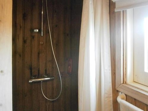 Holiday Home Märta - 300m from the sea by Interhome في سكاغن: دش في حمام مع ستارة