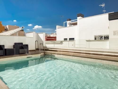 Modern apartment with patio & parking REMS