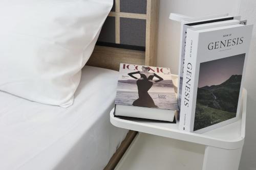 a book sitting on a shelf next to a bed at Papaya Stay in Sathani Khlong Rian