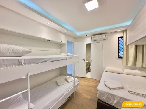ein Zimmer mit zwei Etagenbetten und einem Badezimmer in der Unterkunft Condomínio Aquaville Resort in Mangabeira