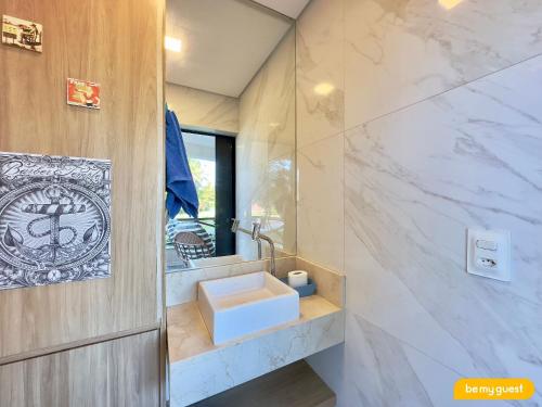 ein Badezimmer mit Waschbecken und Spiegel in der Unterkunft Condomínio Aquaville Resort in Mangabeira