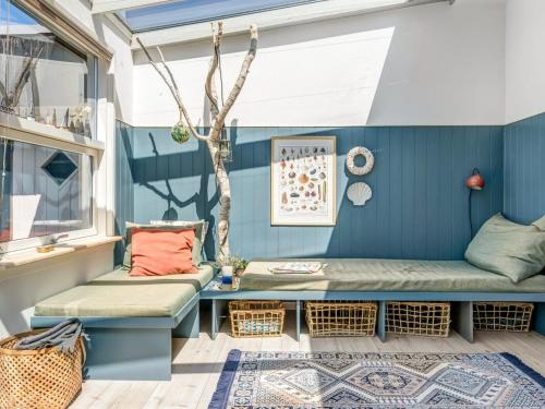 スケーエンにあるHoliday Home Apolina - 1km from the sea by Interhomeのベンチとテーブル付きの部屋