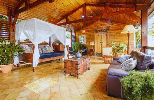 a living room with a couch and a table at Villa familiale avec Piscine Jacuzzi à 200m Plage - La Varangue in Étang-Salé les Bains