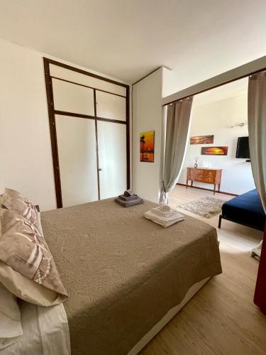 ein Schlafzimmer mit einem Bett mit einem großen Fenster in der Unterkunft Skyline Genova Centro in Genua