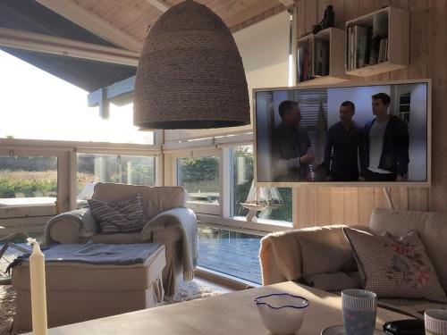 Μια τηλεόραση ή/και κέντρο ψυχαγωγίας στο Holiday Home Gerulf - 600m from the sea by Interhome