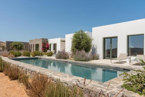 ein Swimmingpool im Hinterhof eines Hauses in der Unterkunft To Ktima in Naoussa