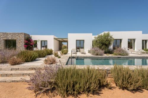 eine Villa mit Swimmingpool in einem Resort in der Unterkunft To Ktima in Naoussa