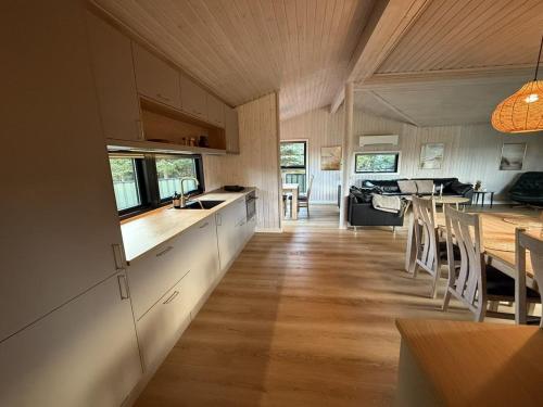 Η κουζίνα ή μικρή κουζίνα στο Holiday Home Glenda - 3km from the sea by Interhome