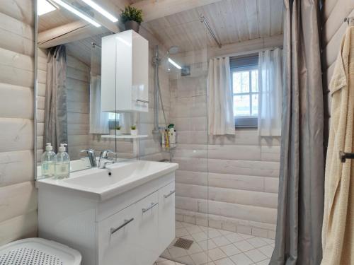 Un baño de Holiday Home Till - 1-6km from the sea by Interhome