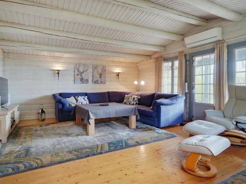 Un lugar para sentarse en Holiday Home Till - 1-6km from the sea by Interhome