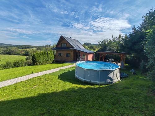 a house with a hot tub in the yard at Chalupa u Vitalky in Klokočí