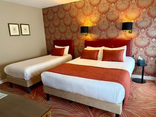 Ένα ή περισσότερα κρεβάτια σε δωμάτιο στο Churchill Hotel Bayeux Centre