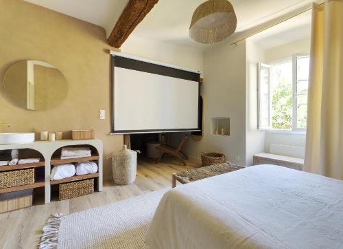 a bedroom with a large screen on the wall at Cocooning and spa in Varages