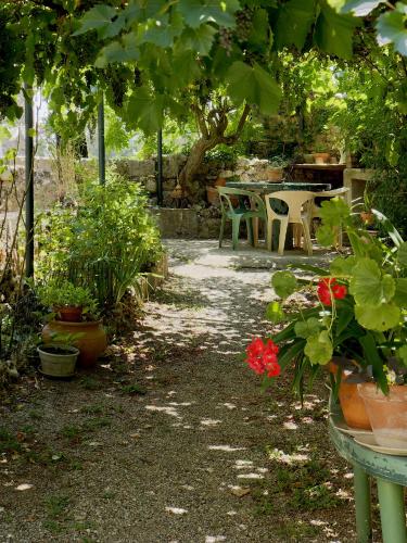a garden with a table and chairs and flowers at Cocooning and spa in Varages