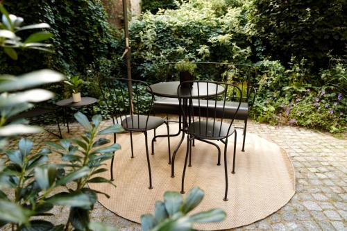 ベルリンにあるDesign Apartment with Gardenの庭園に座るテーブルと椅子