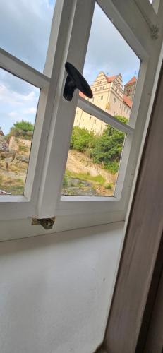 a window in a room with a light at Hotel Zum Schloss in Quedlinburg