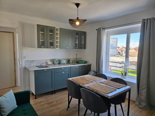 A kitchen or kitchenette at Appartement cosy 50 m2 rénové avec jardin commun