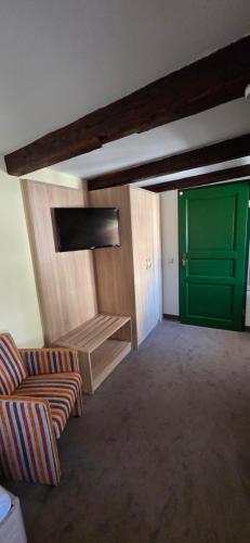 a living room with a green door and a couch at Hotel Zum Schloss in Quedlinburg