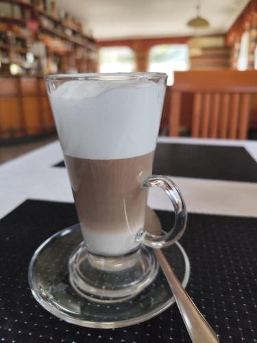 Utensilios para hacer té y café en Romantik Étterem - Panzió