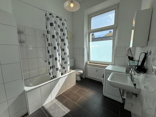 Un baño con bañera, inodoro y lavabo. en 4YOU Appartement Ferien & Monteursunterkunft, en Wuppertal