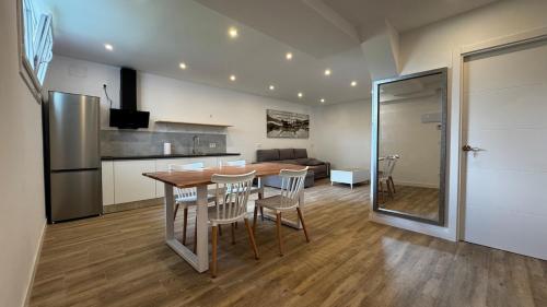 a kitchen and dining room with a table and chairs at Casa Florida Hernani in Hernani