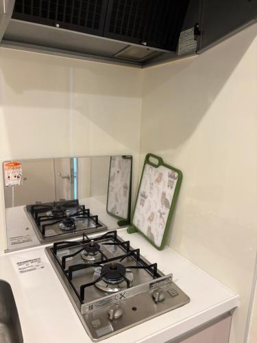 a stove top oven sitting on top of a kitchen counter at 国慶節 大手町 23分 ディズニー Disney 羽田空港 リムジンバス 東部地域病院まで徒歩1分 成田空港 in Tokyo