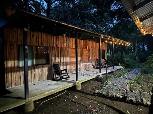 Taman di luar Almendros de Osa Lodge