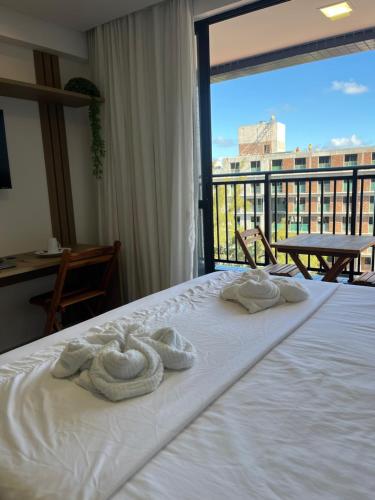 Una cama o camas en una habitación de Flat a 50 metros da praia + piscina e área gourmet