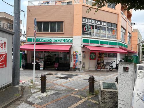 a building with a store with pink awnings on it at 国慶節 大手町 23分 ディズニー Disney 羽田空港 リムジンバス 東部地域病院まで徒歩1分 成田空港 in Tokyo