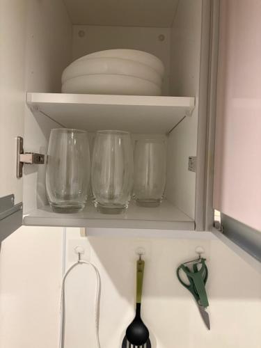 a kitchen cabinet with bowls and plates and a sink at 国慶節 大手町 23分 ディズニー Disney 羽田空港 リムジンバス 東部地域病院まで徒歩1分 成田空港 in Tokyo