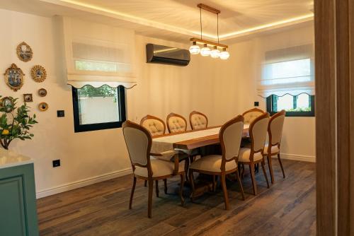 a dining room with a table and chairs at casa lumina in Gročanska Ada