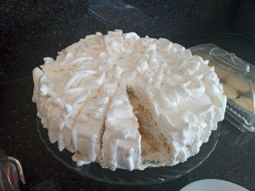 a cake with white frosting on a plate at Pousada São Gerônimo in Matinhos