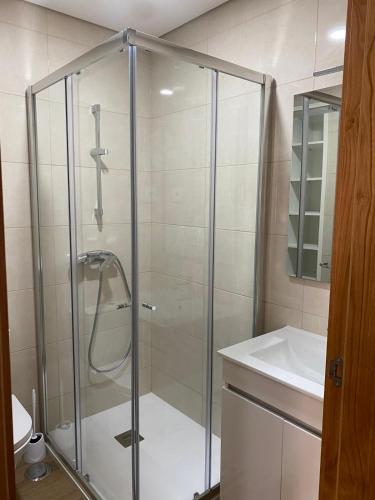 una ducha de cristal en un baño con lavabo en Quinta do Azibo Studios Bragança, en Bragança