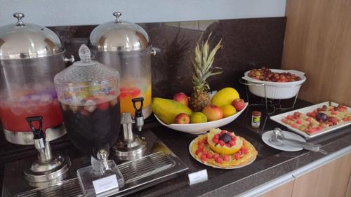 a counter with a bunch of fruit and a blender at Pousada São Gerônimo in Matinhos