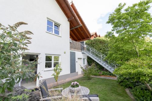 an internal view of the garden of a house at Ferienwohnung Steuerwald in Bobenheim am Berg